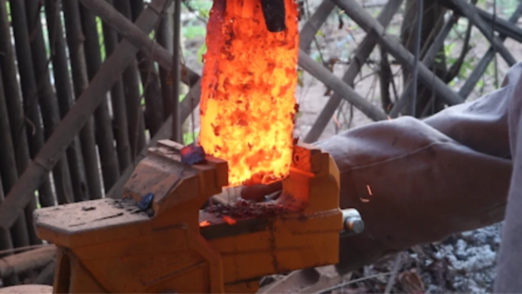 ใช้ปากกาจับชิ้นงานบีบอัดโลหะแทนไฮโดรลิกส์